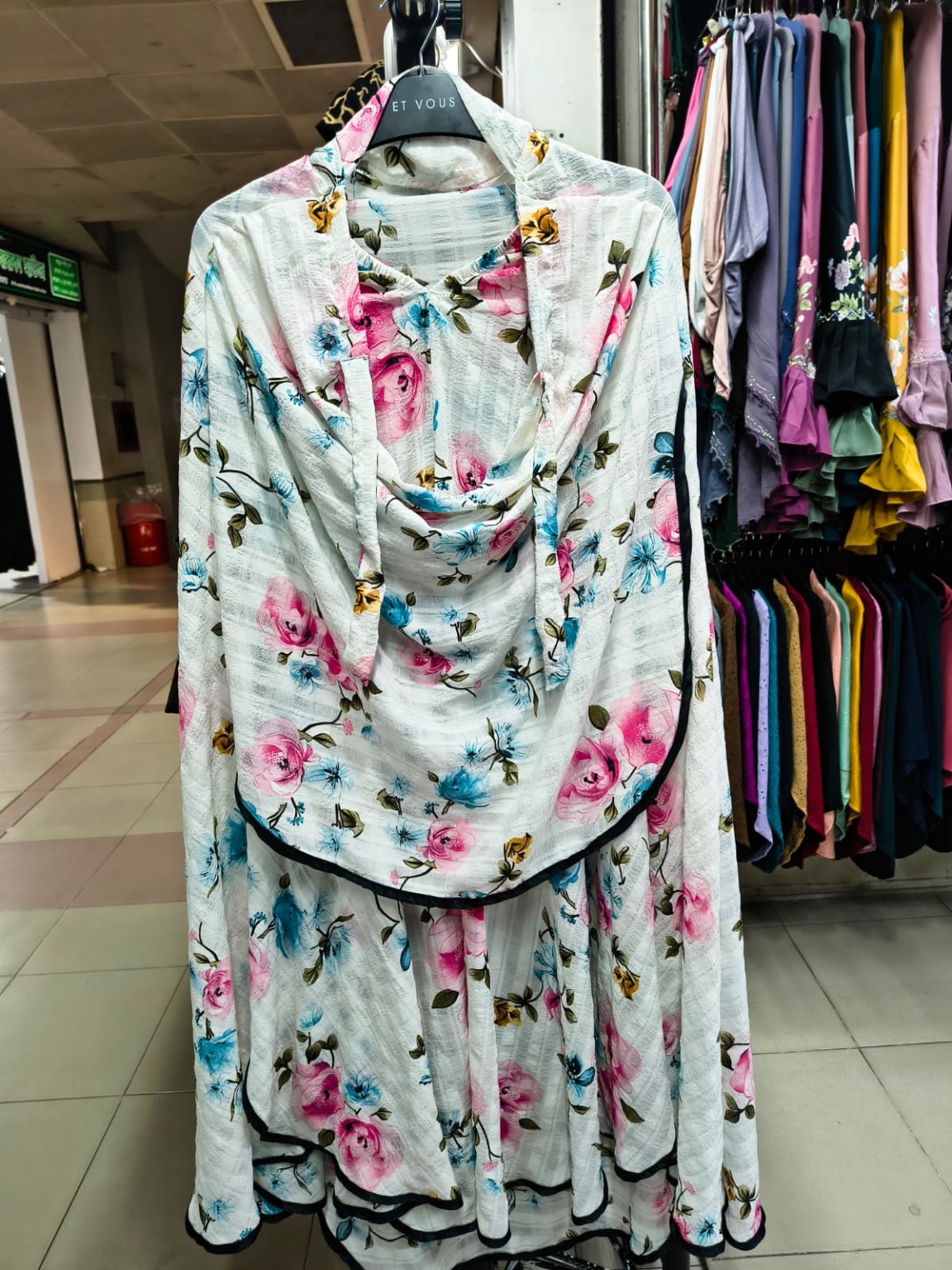 কালো রঙিন ফুলেল রাফেল খিমার